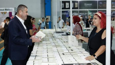 Başkan Tuncer, 9.Mersin Kitap Fuarı’nı ziyaret etti