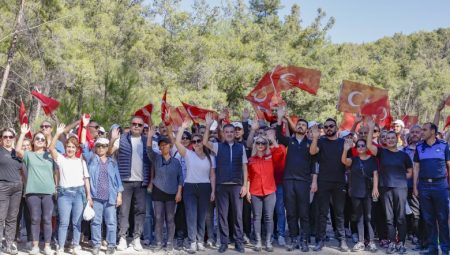 MEZİTLİ’DE CUMHURİYET DOĞA YÜRÜYÜŞÜ COŞKUYLA GERÇEKLEŞTİ