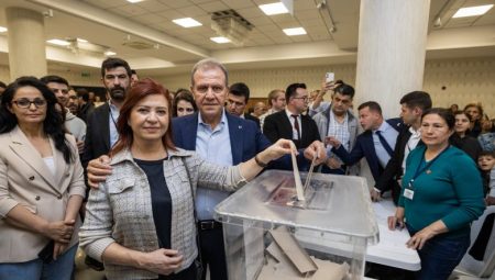 BAŞKAN SEÇER VE MERAL SEÇER, CHP’NİN CUMHURBAŞKANI ADAYI ÖN SEÇİMİ’NDE OYLARINI KULLANDI