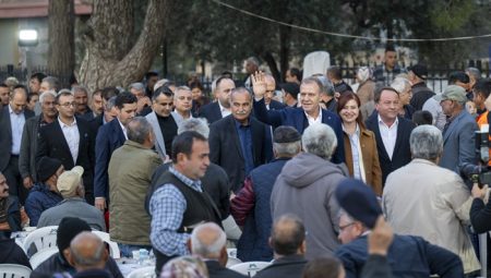 BAŞKAN SEÇER VE MERAL SEÇER, MUT’TA VATANDAŞLARLA İFTAR YAPTI