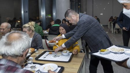 BAŞKAN TUNCER VATANDAŞLARLA KENT LOKANTASI’NDA İFTARDA BULUŞTU