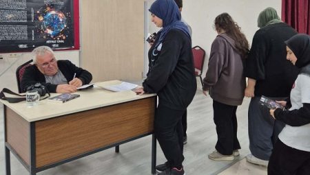 Ünal AN Kitabını Şehit Yüksel Alçın Anadolu İmamhatip Lisesi Öğrencilerine İmzaladı